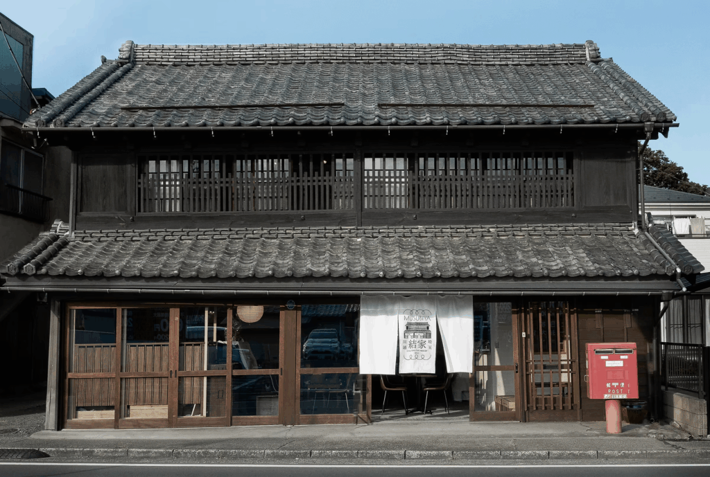 古民家「結家」の室内と地域交流を紹介するアイキャッチ
