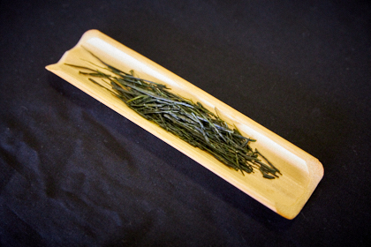 木皿に盛られた針状の茶葉