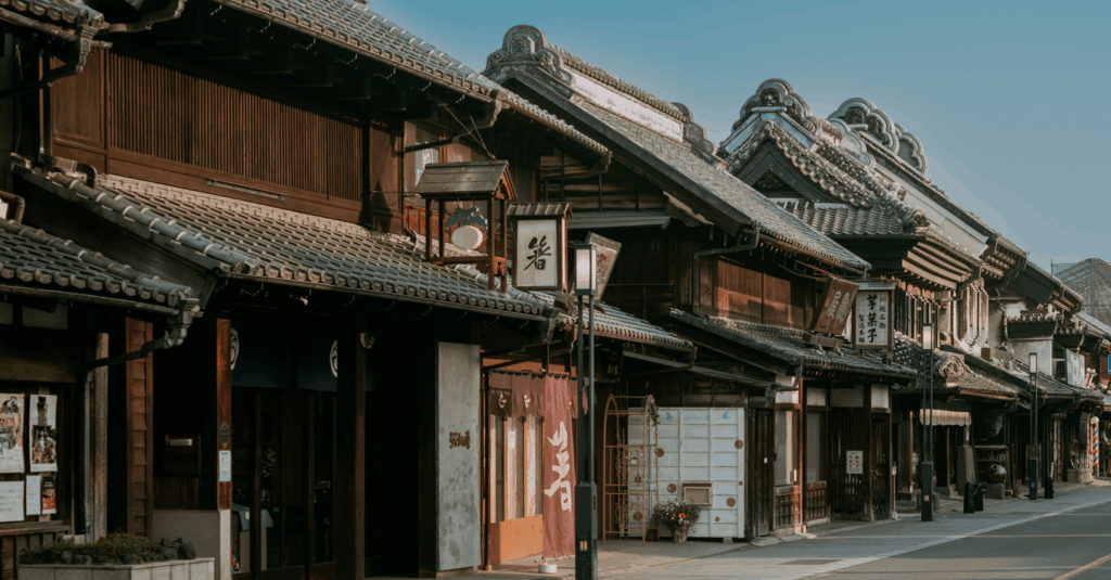 瓦屋根の木造商家が並ぶ通り