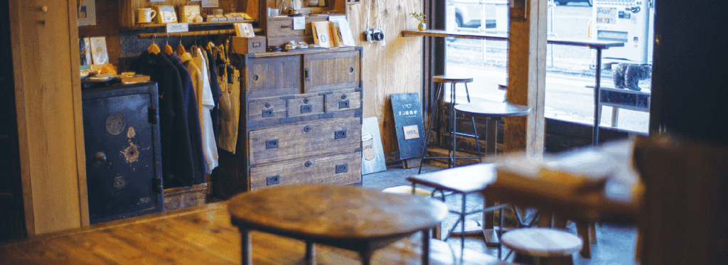 木製家具とテーブルが並ぶ店内