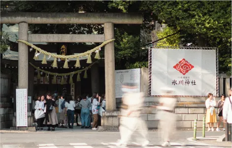 参拝客が集まる川越氷川神社の鳥居